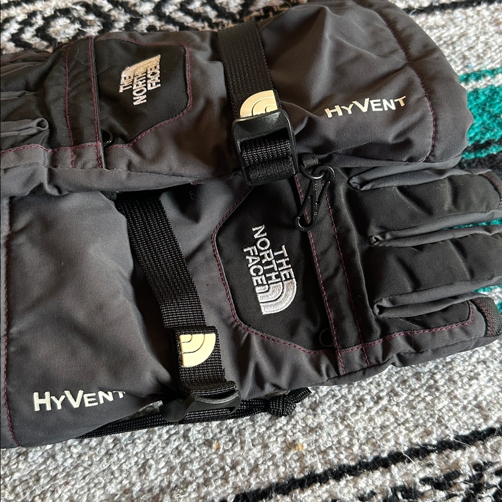 The North Face Girls Hyvent Snow Ski Gloves in Black & Gray - Picture 10 of 12
